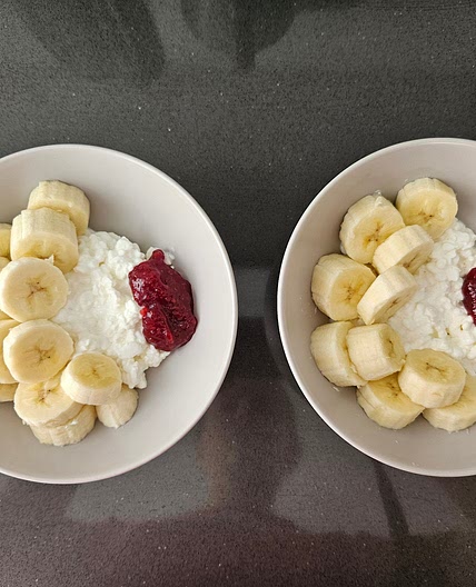 Творог с вареньем и фруктами