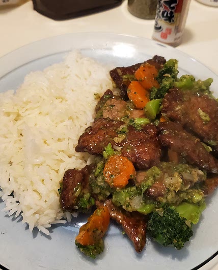 Brócoli con carne estilo lomo saltado