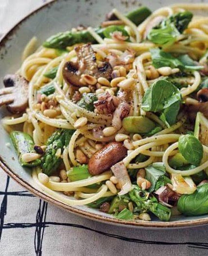 Pasta mit grünem Spargel und Champignons
