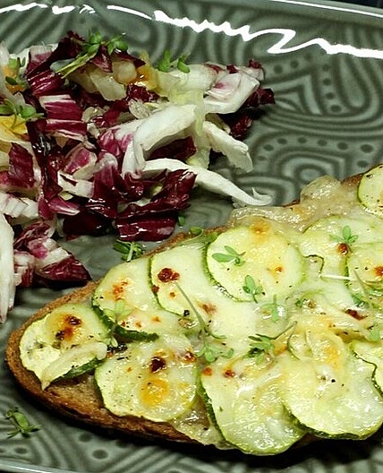 Brot mit Zucchini und Mozzarella