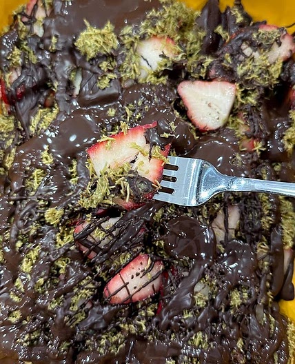 Viral Dubai chocolate strawberries