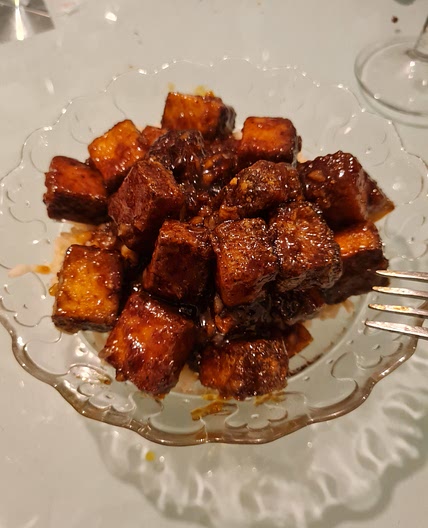 Tofu sauce à l'ail, soja, miel et chili