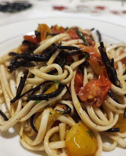 Udon piccanti con hijiki e pomodorini