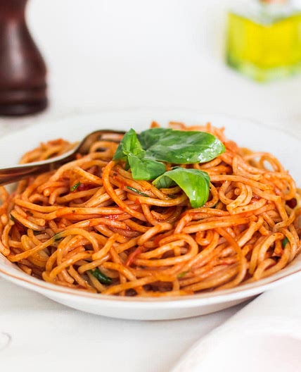 Pasta con salsa de tomate y coco