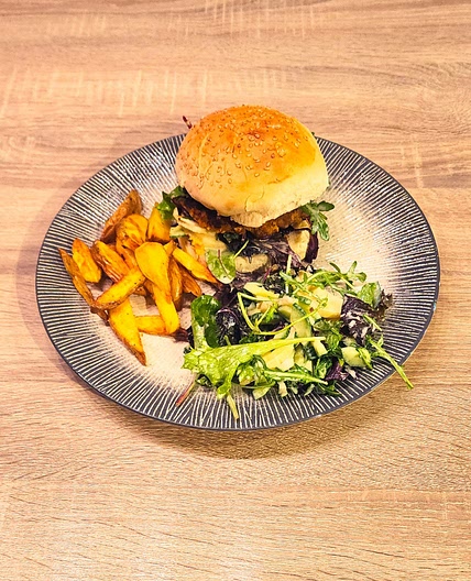 Burger et frites maison, salade de concombre croquante à la pomme et oignon caramélisé