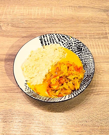 Poulet en sauce au curry jaune, riz de chou-fleur et poivron