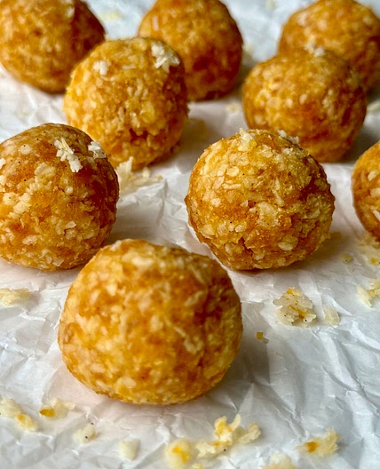 4 ingredient Coconut and Apricot Snack Balls 