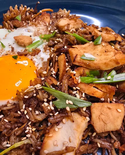 Spicy Sheet-pan fried rice with chicken