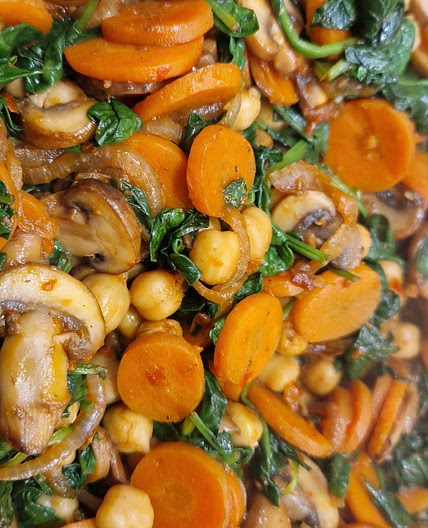 Spinat-Champignon-Karotten-Pfanne mit Kichererbsen