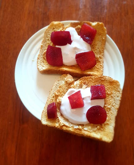 Quick, healthy yogurt & bread snack
