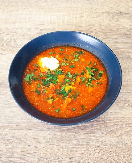Soupe de poulet relevée au chipotle, crème aigre, patate douce