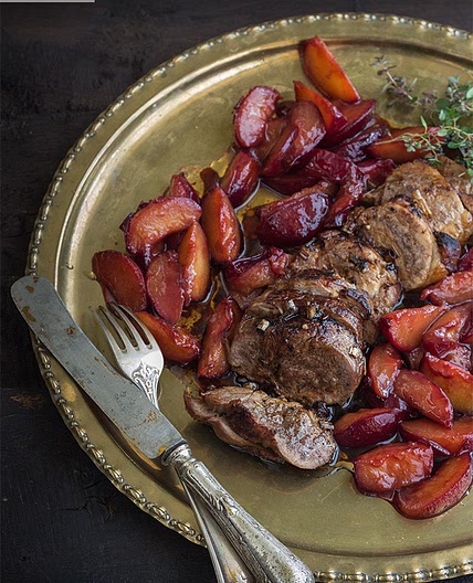 Solomillo de cerdo al horno con ciruelas claudias y citronella. Receta