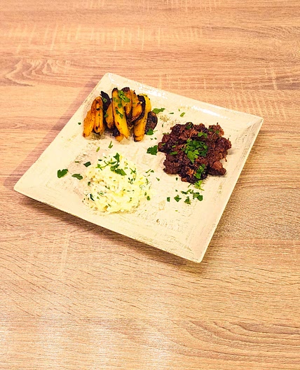 Bœuf mijoté et pommes de terre sautées, salade de chou-rave à la pomme