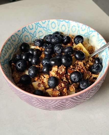 Kerniges Granola mit Nüssen und Trockenfrüchten