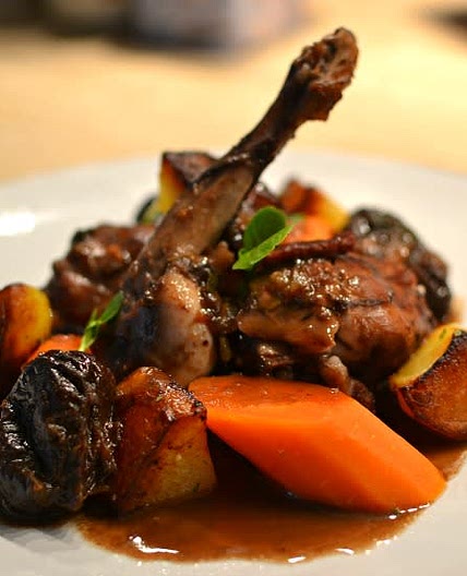 Lapin des flandres aux pruneaux