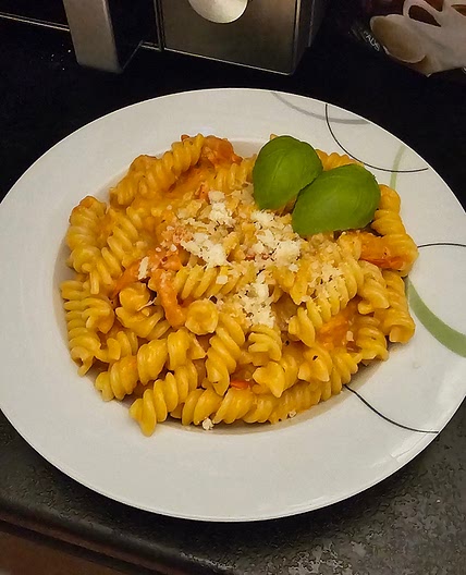 Tomaten-Sahne-Soße mit Fusilli