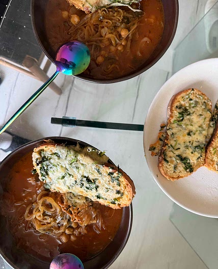 Sopa de cebolla y garbanzos al hawaij