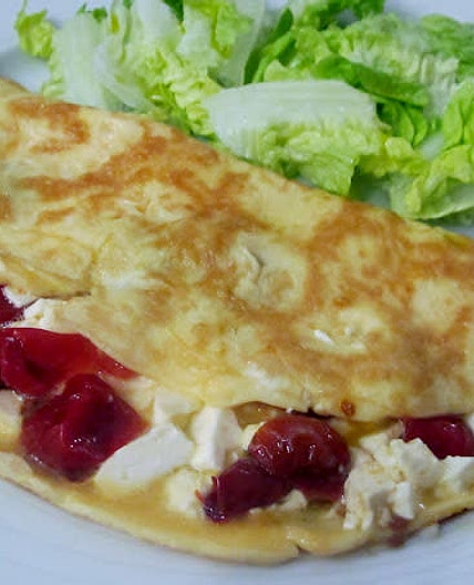 Tortilla con tomates secos, espinacas y queso feta