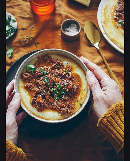 Ragu de Tofu e Nozes com Polenta Cremosa