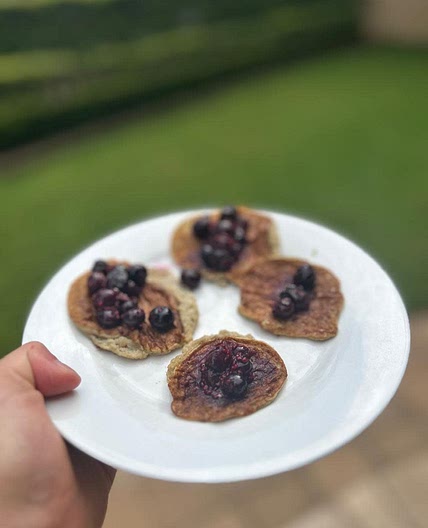 Banana flapjacks and berry compote 🥞🫐