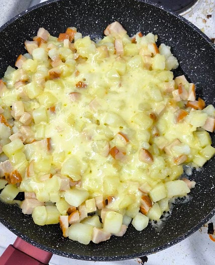 Potatoes with dried chicken and melted cheese