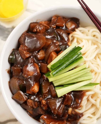 Jajangmyeon (Noodles in black bean sauce)