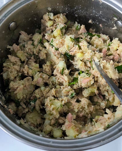 Potatoes with tuna and herbs