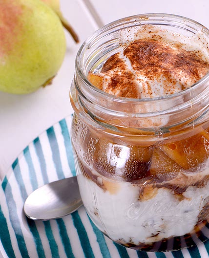 Tarrito de yogur con pera caramelizada y granola