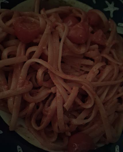 Nudeln mit Tomatenmark und Pesto