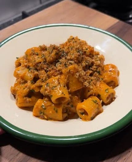 Sausage gochujang rigatoni is the one dish I’ll never stop yapping about. I developed this recipe when I previously worked at in the food team!! It’s effortlessly delicious and comes together in just 20 mins - perfect if you’re looking for a last minute va