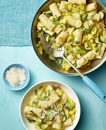 Leichte Zucchini Pasta mit Minze