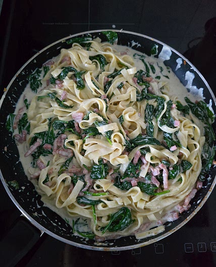 Romige spinazie pasta met spekjes