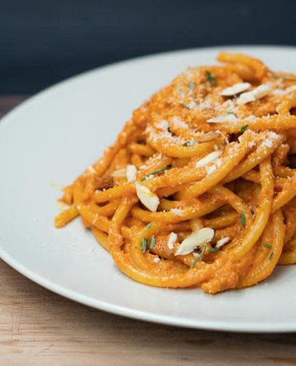 Spaghetti mit Pesto rosso und Parmesan