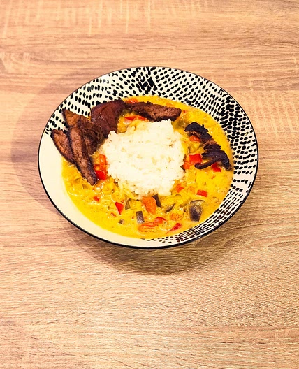 Steak et curry vert à la thaïlandaise, riz, aubergine et poivron pointu