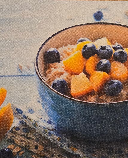 Oatmeal mit Heidelbeeren und Pfirsich