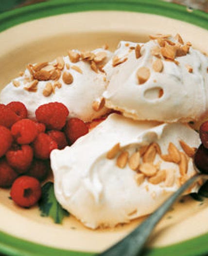 Almond meringue with anise and raspberries – Moro