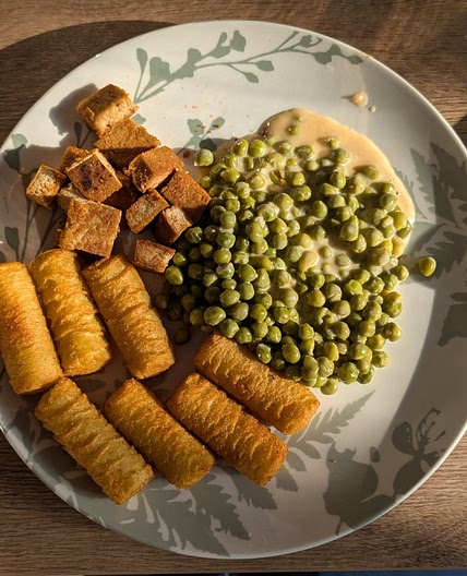 Kroketten mit "Fleisch" und Erbsen