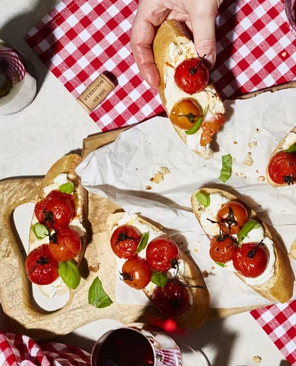 Honig-Ofentomaten und Burrata auf Ciabatta