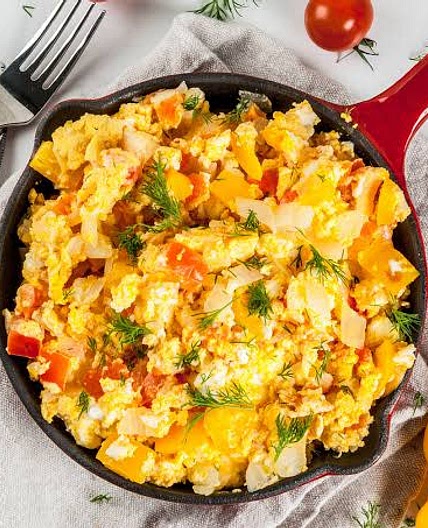 Huevos revueltos con calabacitas y jitomate