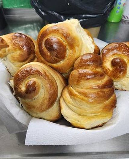 Pancitos con Crema en Forma de Torres