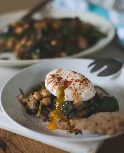 Salteado de garbanzos con huevo escalfado (Vogue recetas)