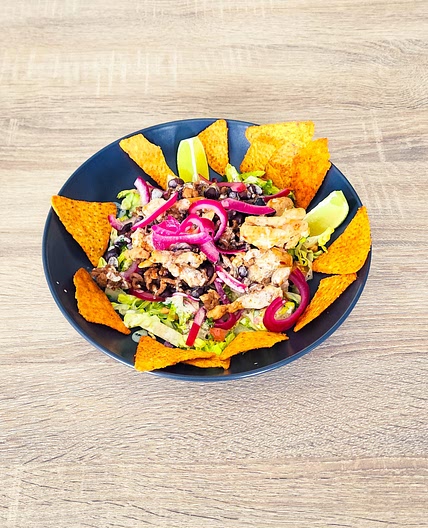 Salade façon taco de poulet et crème aigre acidulée