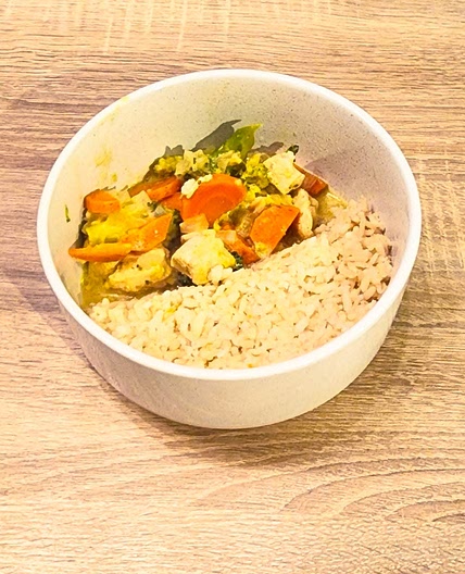 Curry vert au poulet, brocoli, carotte et riz brun