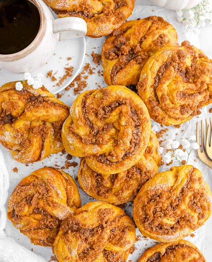 Spiced Pumpkin Crunch Knots with Pumpkin Butter Filling