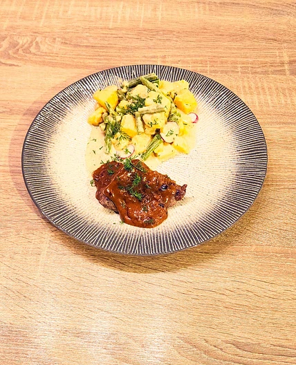 Steak et salade aux pommes de terre et vinaigrette à l'aneth