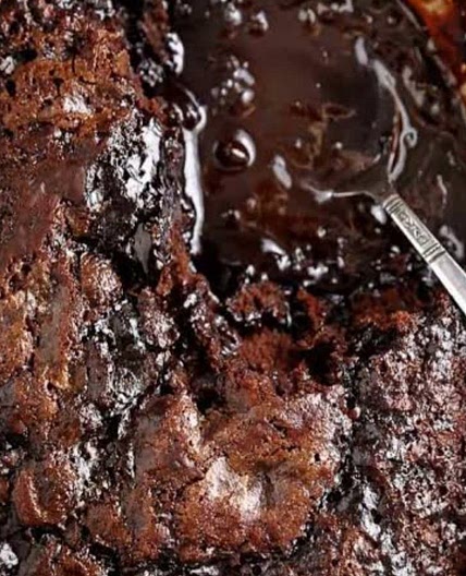 Gebakte sjokolade poeding in sjokolade sous