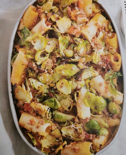 Rigatonis gratinés au ragu de bœuf, choux de Bruxelles