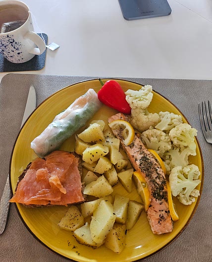 Roll with vegetables and shrimp, steam potato and cauliflower,baked salmon Fila