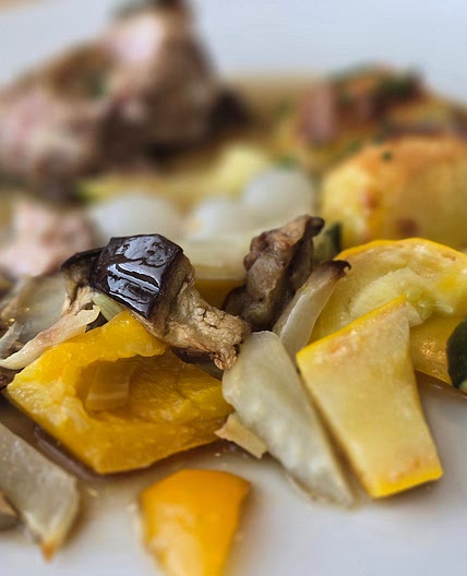 Poulet in Rotweinsauce und geschmort Schmelzkartoffeln mit Gemüse