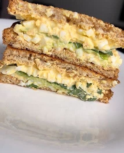 Sandwich de huevo cocido y fruta 